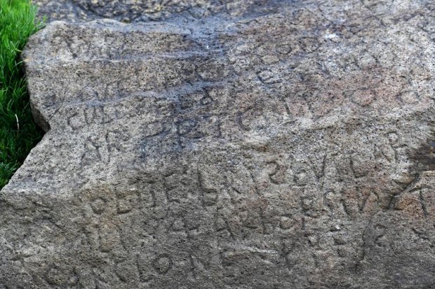 Расшифрована 230-летняя надпись на камне в Бретани