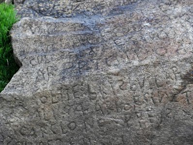 Расшифрована 230-летняя надпись на камне в Бретани